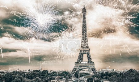 Foto de Fuegos artificiales sobre Torre Eiffel destino de Año Nuevo - Imagen libre de derechos