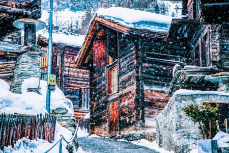 Téléchargez les photos : Neige dans la station de ski suisse traditionnelle de Zermatt sous le Cervin - en image libre de droit