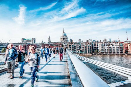 Foto de Imagen borrosa de la gente caminando en el puente Millenium Londres - Imagen libre de derechos