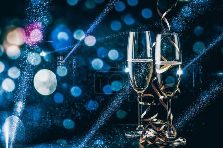 Téléchargez les photos : Deux verres de champagne à l'honneur - célébration du nouvel an - en image libre de droit