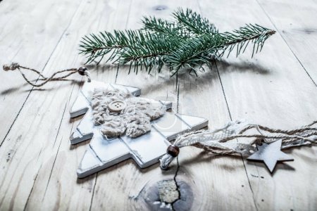 Foto de Vista superior de beige y verde decoraciones de Navidad acogedor hogar hygge - Imagen libre de derechos