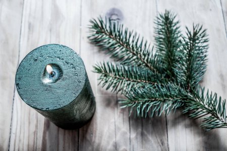 Téléchargez les photos : Vue de dessus des décorations de Noël beige et vert hygge maison confortable - en image libre de droit