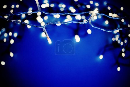 Téléchargez les photos : Coloré Noël lumières fond de vacances - en image libre de droit