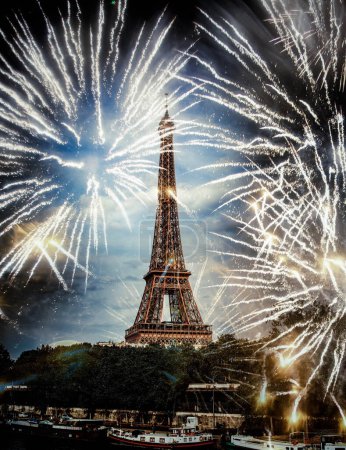 Téléchargez les photos : Feux d'artifice sur la tour Eiffel Nouvel An à Paris - en image libre de droit