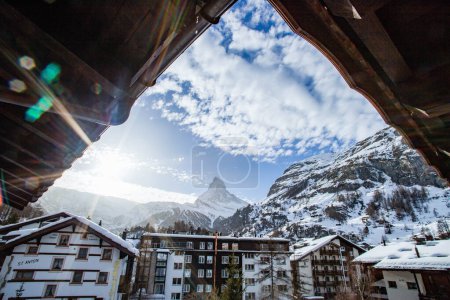Téléchargez les photos : Vue du Cervin par la fenêtre de l'hôtel à Zermatt - en image libre de droit