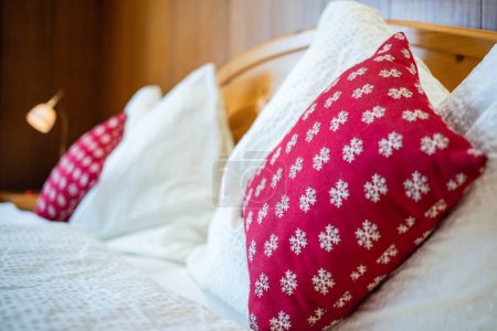 Téléchargez les photos : Chambre confortable oreillers rouges hygge - en image libre de droit