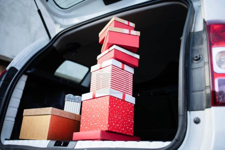 Téléchargez les photos : Pile de boîtes cadeaux de Noël en voiture - en image libre de droit