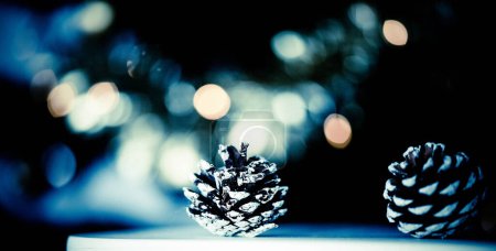 Foto de Decoraciones de Navidad y cajas de regalo árbol en el fondo - Imagen libre de derechos