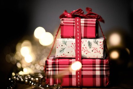Foto de Cajas de regalo rojas y luces navideñas - Imagen libre de derechos
