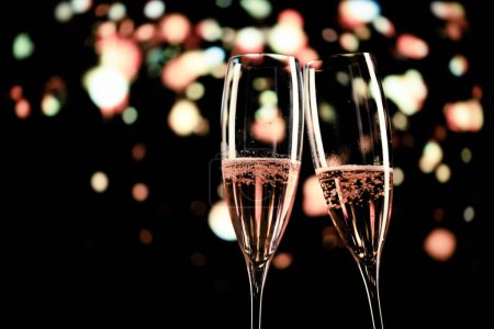 Foto de Dos copas de champán y luz festiva feliz año nuevo - Imagen libre de derechos