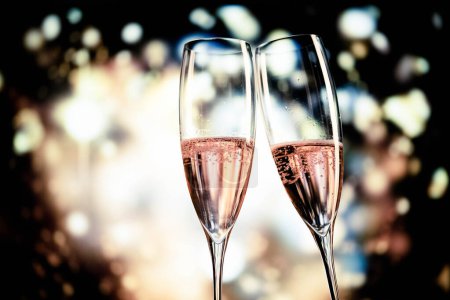 Foto de Dos copas de champán y luz festiva feliz año nuevo - Imagen libre de derechos