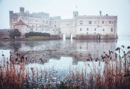 Téléchargez les photos : Brouillard épais entourant Leeds Castle et douves, Angleterre - en image libre de droit