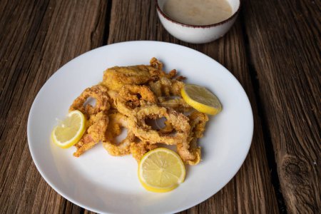 Foto de Calamares fritos y rodajas de limón - Imagen libre de derechos