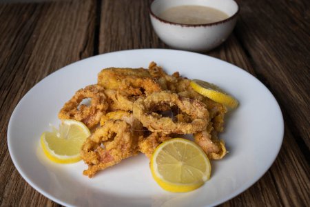 Téléchargez les photos : Calamars frits et tranches de citron - en image libre de droit