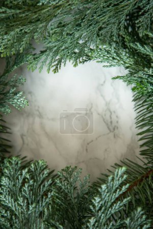 Téléchargez les photos : Branches de sapin vert pour fond de Noël - en image libre de droit