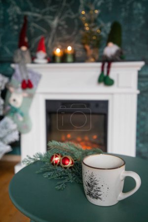 Foto de Taza con bebida caliente en la mesa en tiempo de Navidad - Imagen libre de derechos