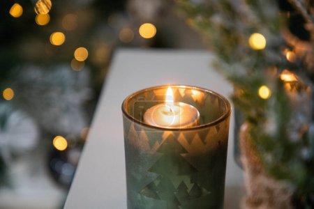 Foto de Quema de velas de Navidad y luz bokeh - Imagen libre de derechos