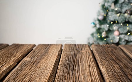 Foto de Mesa de madera vacía para la presentación del producto borrosa árbol de Navidad - Imagen libre de derechos
