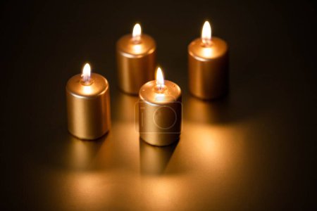 Téléchargez les photos : Avent - Quatre bougies dorées brûlant - en image libre de droit