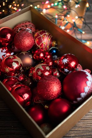Foto de Decoraciones rojas de Navidad en una caja - Imagen libre de derechos
