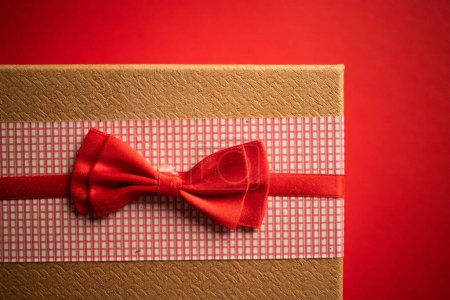 Téléchargez les photos : Ruban rouge sur boîte cadeau - en image libre de droit