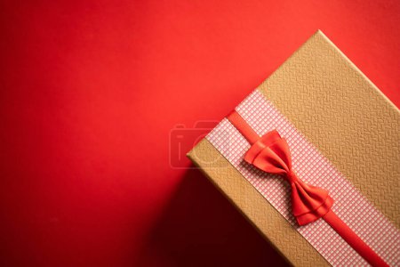 Téléchargez les photos : Ruban rouge sur boîte cadeau - en image libre de droit