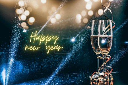 Téléchargez les photos : Deux verres de champagne à l'honneur - célébration du nouvel an - en image libre de droit