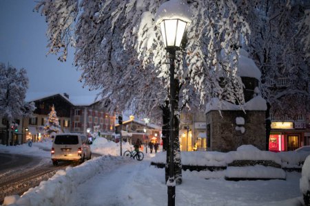 Foto de Invierno en un pequeño pueblo alemán cubierto de nieve Garmish-Partenkirchen - Imagen libre de derechos