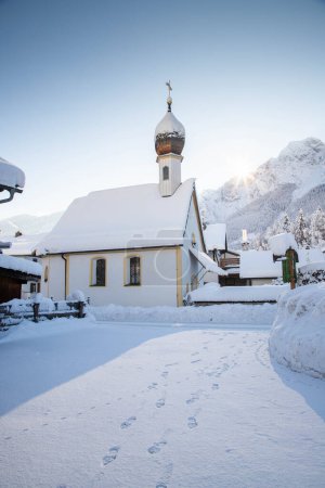 Foto de Invierno en un pequeño pueblo alemán cubierto de nieve Garmish-Partenkirchen - Imagen libre de derechos