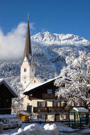Téléchargez les photos : Hivernage dans un petit village allemand couvert de neige Garmish-Partenkirchen - en image libre de droit