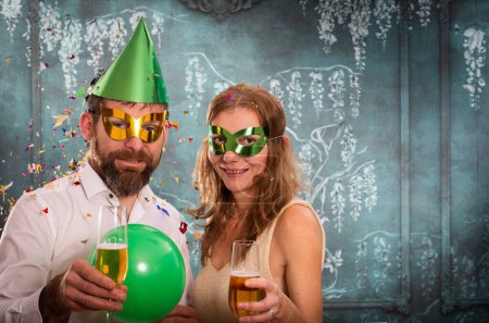 Téléchargez les photos : Couple joyeux célébrant le Nouvel An - en image libre de droit