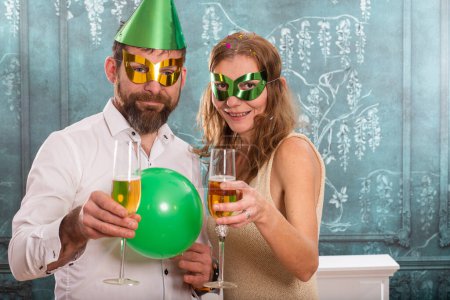 Téléchargez les photos : Couple joyeux célébrant le Nouvel An - en image libre de droit