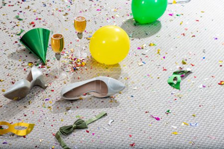 Téléchargez les photos : Nouvel an accessoires de fête sur le sol - en image libre de droit