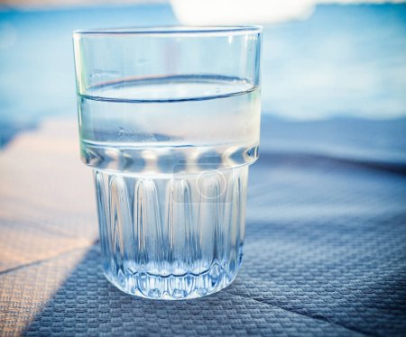 Foto de Vaso de agua fresca y limpia en un día soleado - Imagen libre de derechos