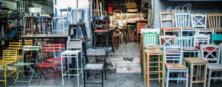 Foto de Viejas sillas coloridas en una tienda de segunda mano - Imagen libre de derechos