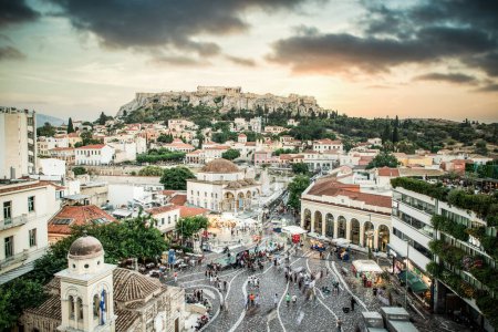 Foto de Vista panorámica aérea de la plaza Monastiraki y la Acrópolis al atardecer en Atenas Grecia - Imagen libre de derechos