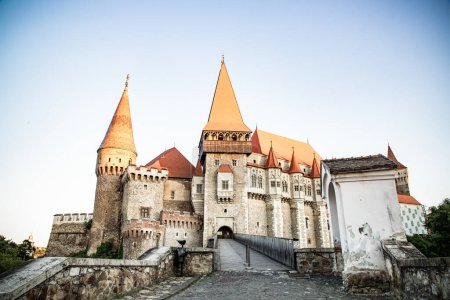 Téléchargez les photos : Le château de Hunedoara, également connu sous le nom de château de Corvin ou château de Hunyadi, est un château gothique-Renaissance situé à Hunedoara, en Roumanie. L'un des plus grands châteaux d'Europe
. - en image libre de droit