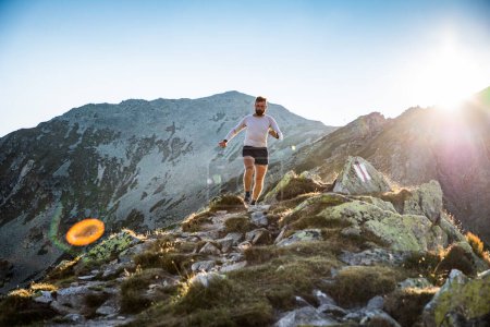 Foto de Corredor de senderos corriendo en el paisaje de montaña al atardecer estilo de vida activo - Imagen libre de derechos