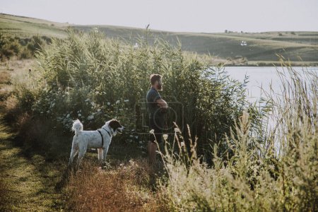 Téléchargez les photos : Été au bord du lac avec un chien - en image libre de droit