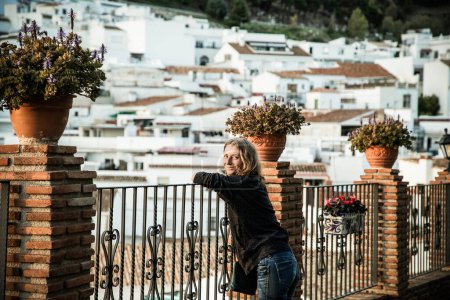 Téléchargez les photos : Femme flânant dans le village pittoresque de Mijas. Costa del Sol Andalousie Espagne - en image libre de droit