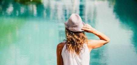 Téléchargez les photos : Femme au bord de la piscine vacances d'été - en image libre de droit