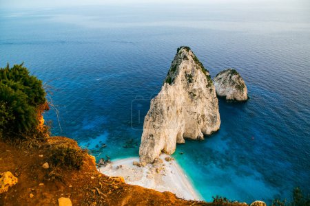 Téléchargez les photos : Point de vue de Keri et les célèbres rochers de Mizithres avec mer turquoise sur l'île de Zante Grèce - en image libre de droit