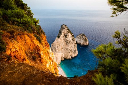 Téléchargez les photos : Point de vue de Keri et les célèbres rochers de Mizithres avec mer turquoise sur l'île de Zante Grèce - en image libre de droit