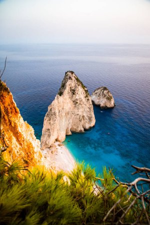 Foto de Mirador de Keri y las famosas rocas de Mizithres con mar turquesa en la isla de Zakynthos Grecia - Imagen libre de derechos
