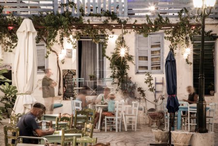 Téléchargez les photos : Taverne dans un village grec traditionnel - en image libre de droit