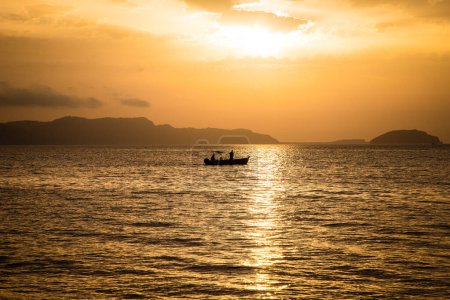 Téléchargez les photos : Coucher de soleil incroyable au bord de la mer - en image libre de droit