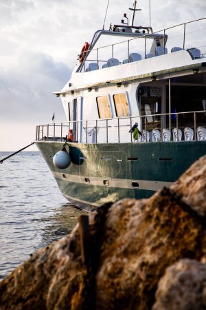 Téléchargez les photos : Bateau sur la mer au lever du soleil - en image libre de droit