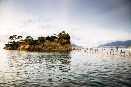 Téléchargez les photos : Passerelle en bois menant à la petite île d'Agios Sostis sur Zakynthos, Grèce, par une journée ensoleillée d'été - en image libre de droit
