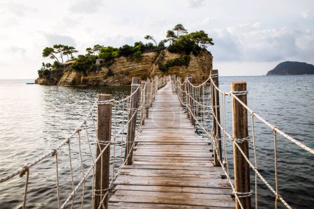 pasarela de madera que conduce a la pequeña isla de Agios Sostis en Zakynthos, Grecia, durante un día soleado de verano