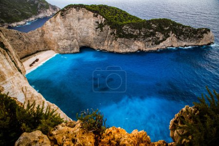 Téléchargez les photos : Navagio plage avec le célèbre navire naufragé à Zante, Grèce - en image libre de droit